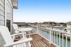 Outdoor dining - Canal-front getaway with private hot tub, large deck & firepit - dog-friendly (Ocean City)