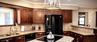 RiversNest - Family home with pool/jacuzzi/gameroom. Pet friendly. +Home office!