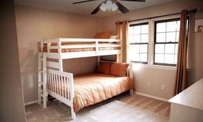 4 Schlafzimmer, Schreibtisch, Bügeleisen/Bügelbrett, Reisekinderbett
