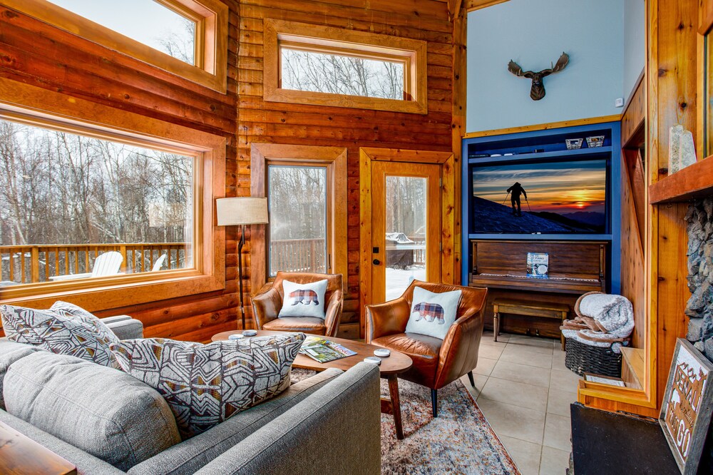 Gorgeous cabin home with private hot tub, private washer/dryer, & gas fireplace