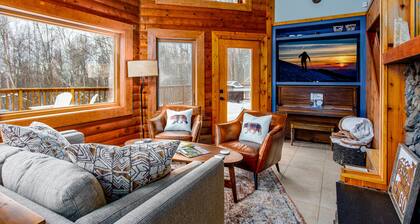 Gorgeous cabin home with private hot tub, private washer/dryer, & gas fireplace