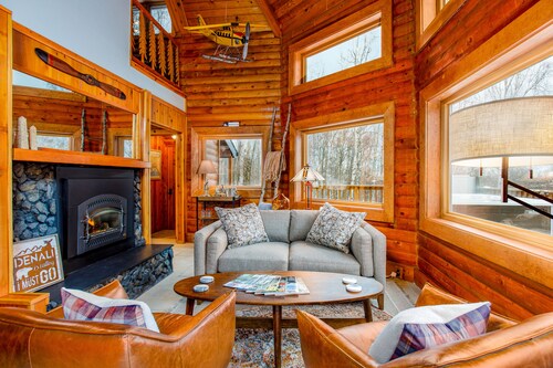 Gorgeous cabin home with private hot tub, private washer/dryer, & gas fireplace