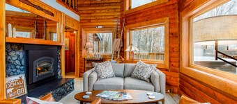 Gorgeous cabin home with private hot tub, private washer/dryer, & gas fireplace