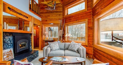 Gorgeous cabin home with private hot tub, private washer/dryer, & gas fireplace