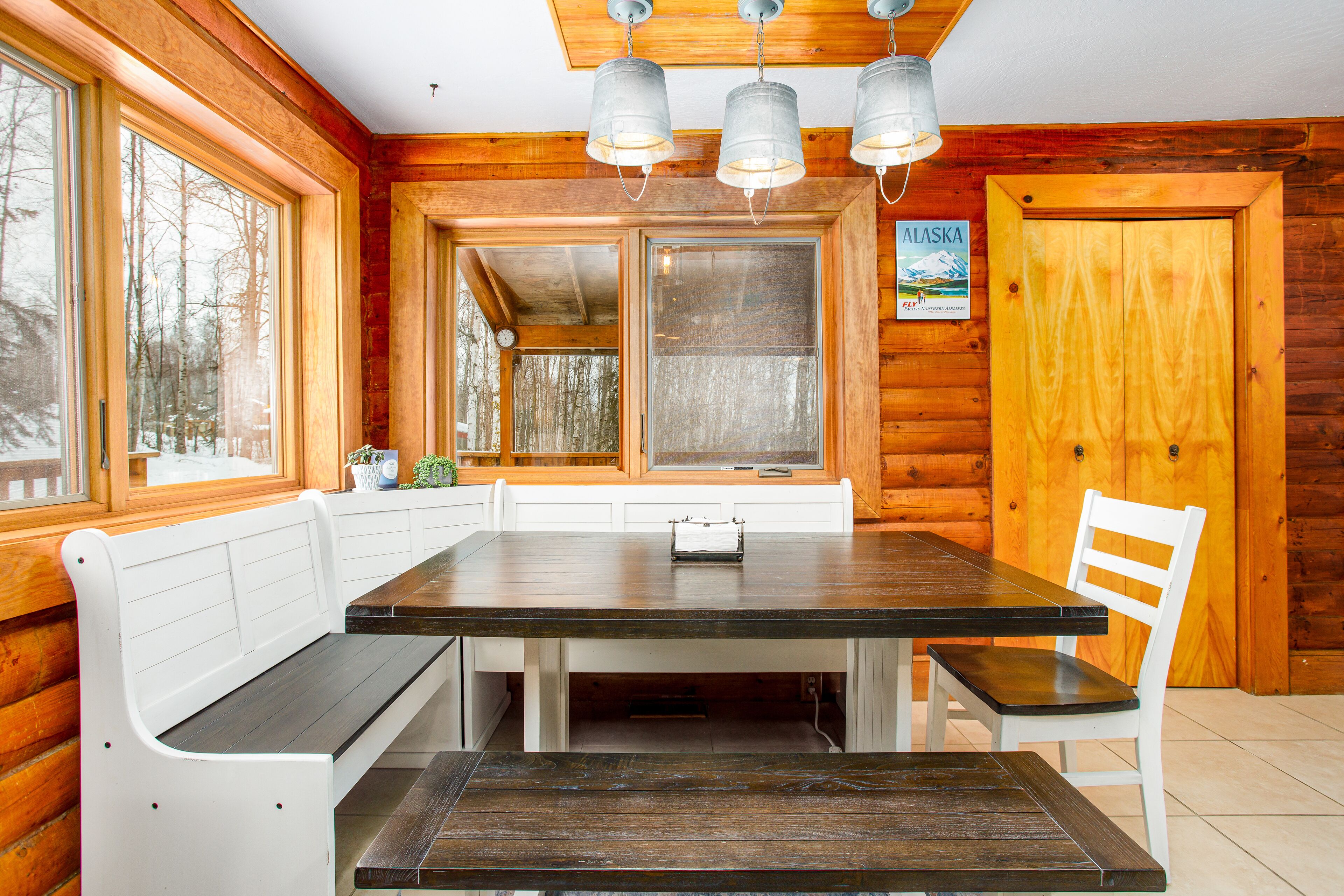 Gorgeous cabin home with private hot tub, private washer/dryer, & gas fireplace