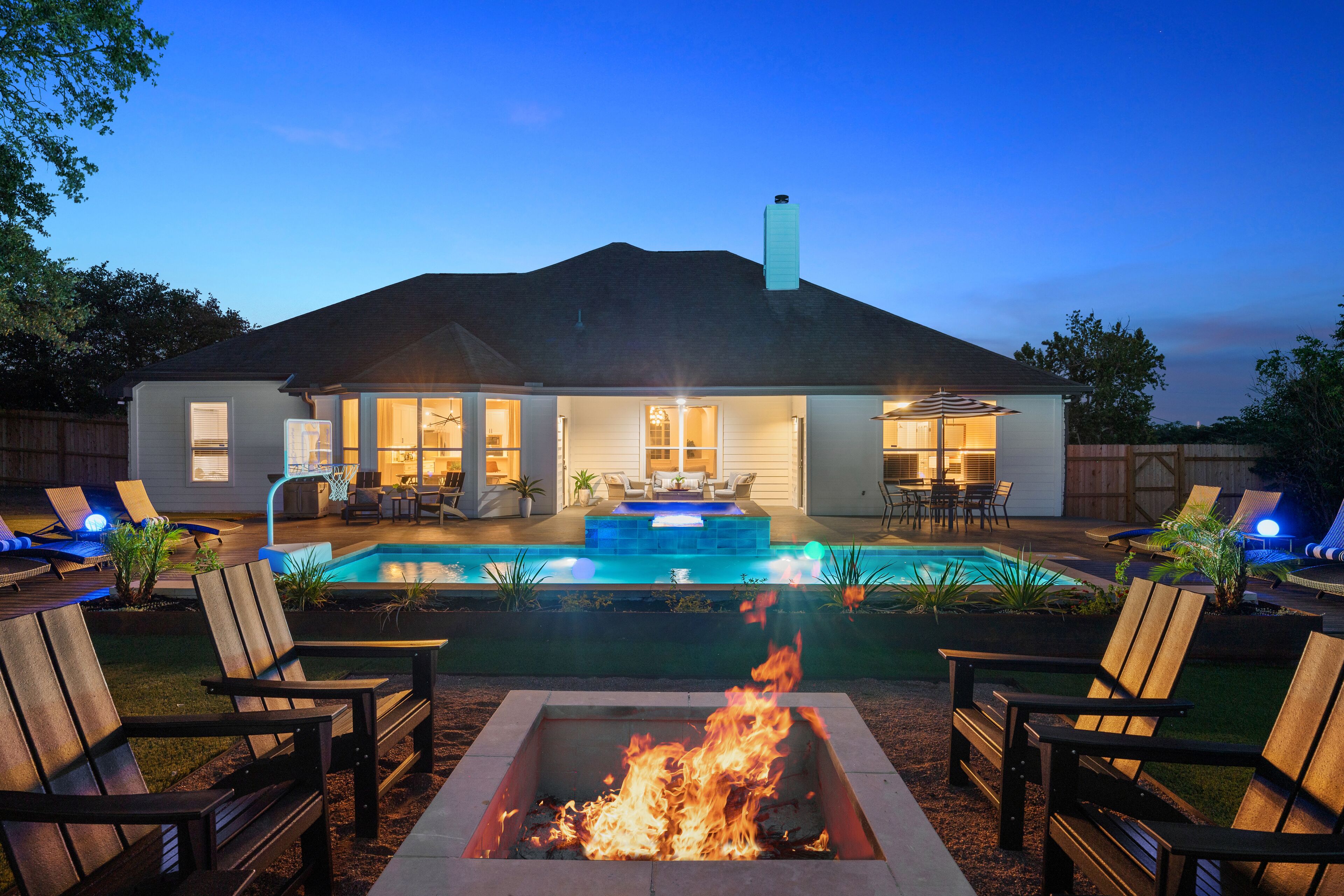 *NEW LISTING*  Pool • Spa • 14Beds • 5 Bedrooms • 3.5 Bath • 20 Guests • FirePit