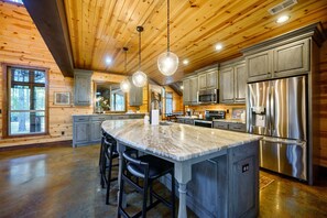 Microondas, lavavajillas, cafetera y tetera y utensilios de cocina 