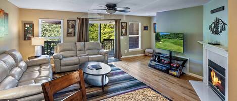 Een smart-tv, een open haard en een dvd-speler