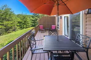 Outdoor dining - Lovely 2-Bedroom 2.5 Bath Home with Golf Course & Mountain View! Washer & Dryer! (Whittier)