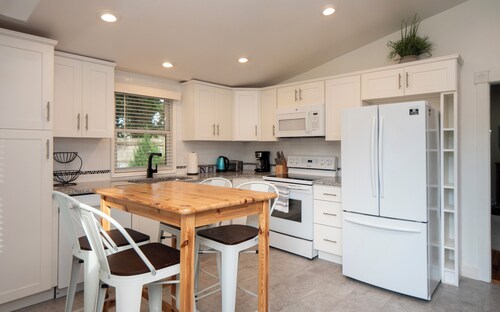 Cheerful two bedroom cottage with Parisian patio!