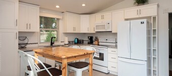 Cheerful two bedroom cottage with Parisian patio!