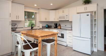 Cheerful two bedroom cottage with Parisian patio!