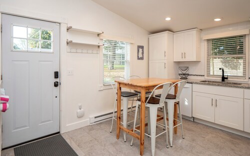 Cheerful two bedroom cottage with Parisian patio!