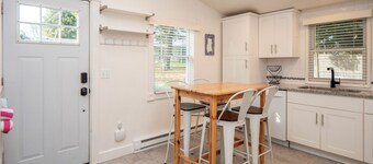 Cheerful two bedroom cottage with Parisian patio!