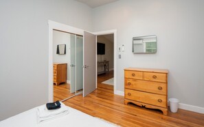 2 soverom, strykejern/-brett, internettilgang og sengetøy