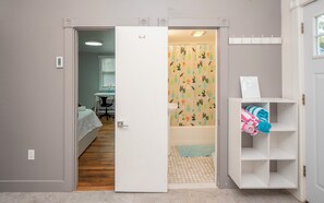 2 bedrooms, iron/ironing board, Internet, bed sheets