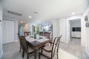 Dining - Island Oasis-on canal w/dock and heated pool/5 min walk to beach (Fort Myers Beach)