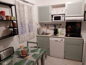 Fridge, microwave, oven, stovetop - BEAUTIFUL VILLA T2 SEASIDE POOL WIFI (Santa-Maria-Poggio)