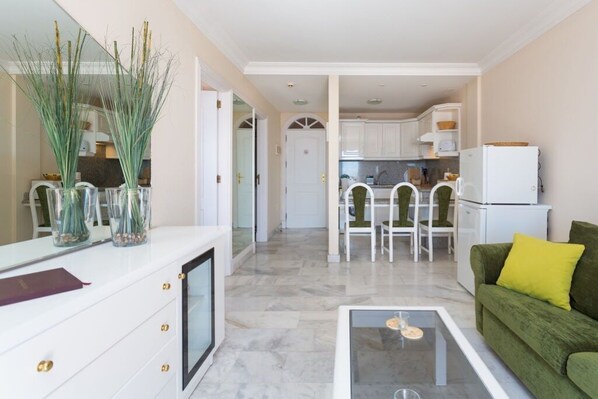 Un appartement moderne comprenant une cuisine, un coin repas et un salon.