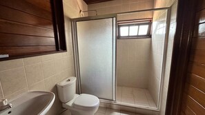 シャワー、ビデ、タオル、トイレットペーパー