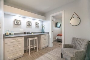 1 soverom, skrivebord, strykejern/-brett og reiseseng for barn