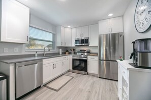 Kjøleskap, mikrobølgeovn, ovn og kokeplater