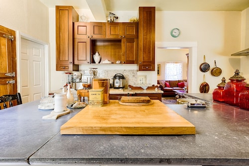 Restored 1890's Historic Inn near coast and hiking!