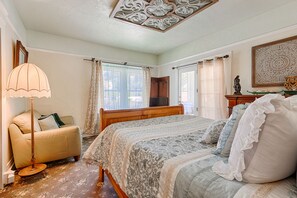 5 bedrooms, desk, iron/ironing board, travel crib