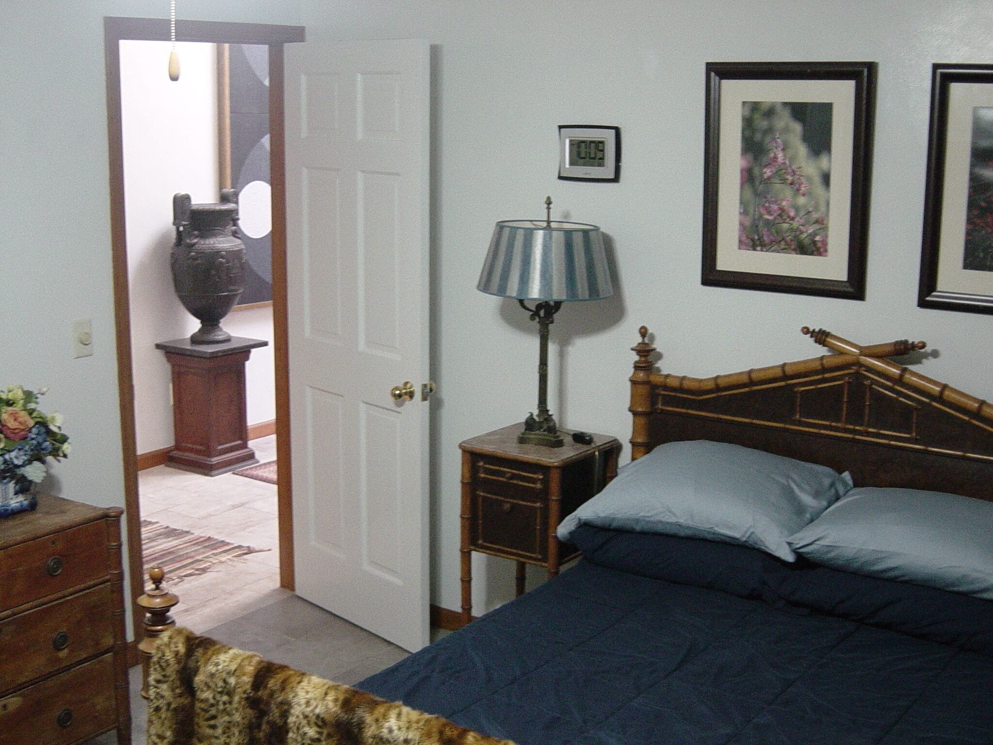 standard bed and private bath in Springfield, mo.
