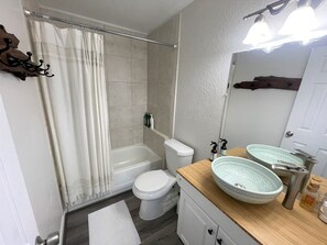 Combinazione doccia/vasca, asciugacapelli, asciugamani, sapone