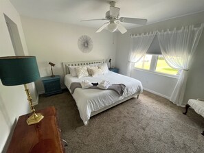 2 habitaciones, escritorio y tabla de planchar con plancha 