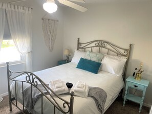 2 habitaciones, escritorio y tabla de planchar con plancha 