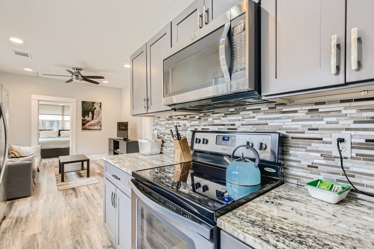 Gorgeous Midtown 2-BD - Free Parking + Fast Wi-Fi!