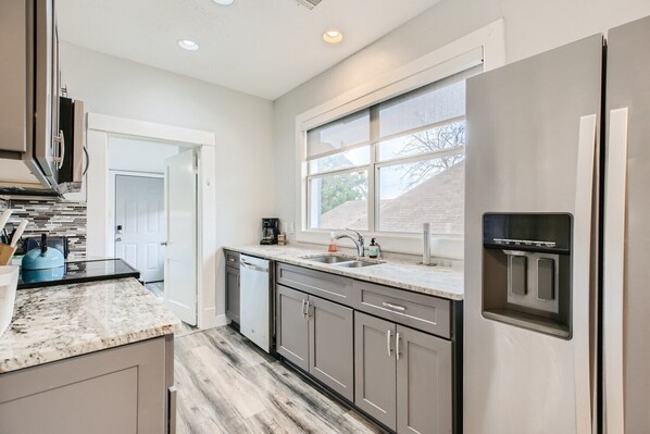 Réfrigérateur, micro-ondes, four, plaque de cuisson