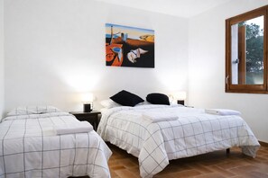 6 bedrooms, travel cot, WiFi, bed sheets