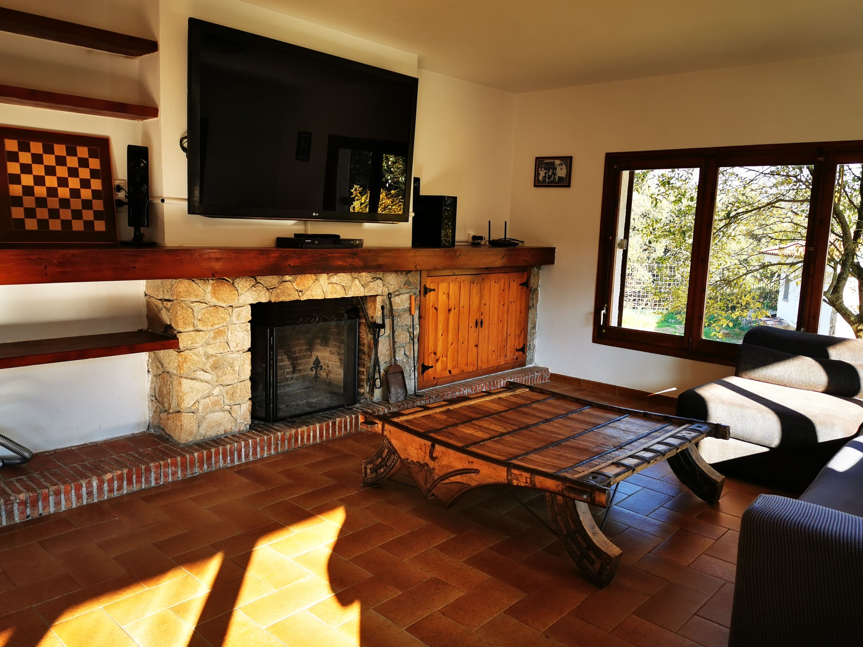 Una televisión, una chimenea