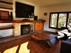 Televisie en een open haard