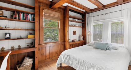 Charming cottage short walk to beach!