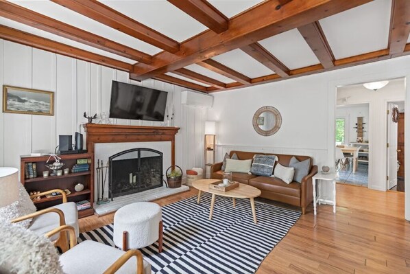 Télévision, cheminée