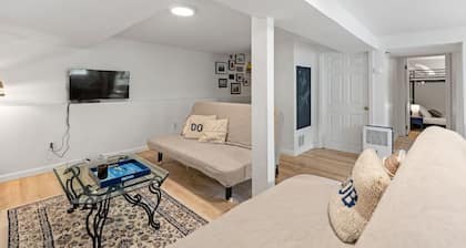 Charming cottage short walk to beach!