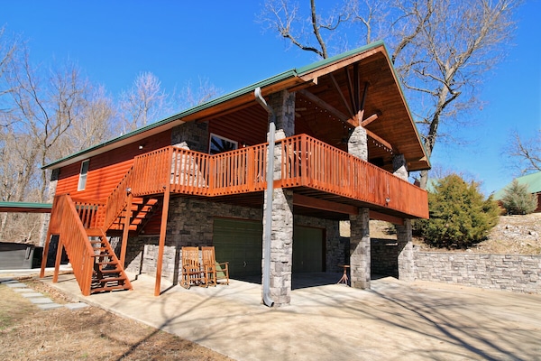 View of front corner of cabin and the driveway