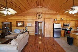 Smart TV, fireplace, video games, DVD player - Grand Lake Cabin Retreat - Lake, Dock, & Woods (Vinita)