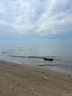 Beach nearby, sun-loungers, beach towels - Lake Huron view just a minute walk to private sandy beach. (Au Gres)