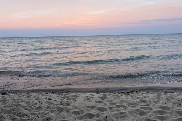 Beach nearby, sun loungers, beach towels