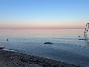 Beach nearby, sun-loungers, beach towels - Lake Huron view just a minute walk to private sandy beach. (Au Gres)