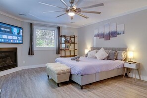 3 bedrooms, desk, iron/ironing board, travel crib