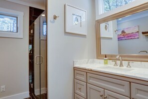 Gratis toiletartikelen, een haardroger, handdoeken