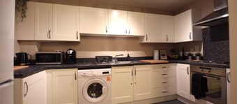 Freshly refurbished 2 bedroom apartment in Town Centre