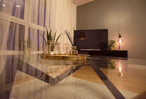 Freshly refurbished 2 bedroom apartment in Town Centre