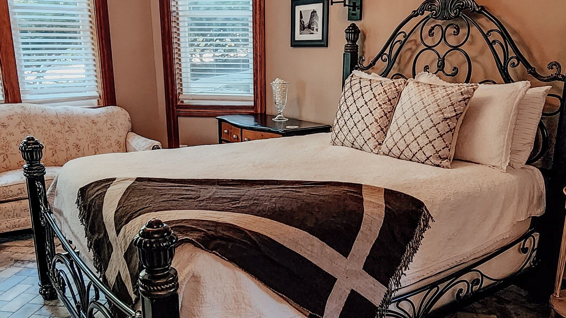 Big & Beautiful Historic Loop Apartment adjacent to the Crescent Hotel